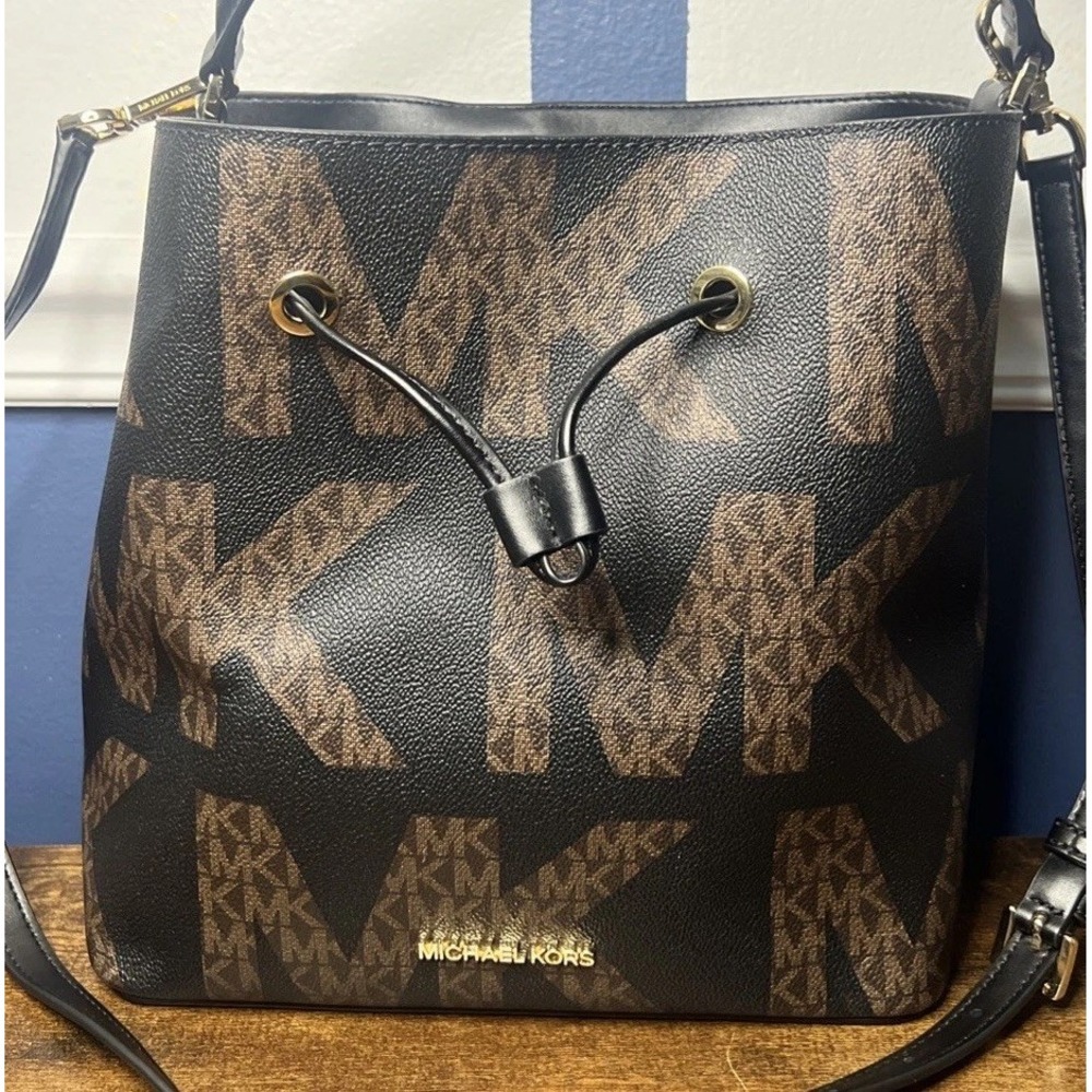 MICHAEL KORS SURI MEDIUM BUCKET CROSSBODY/SHOULDER BAG GRAPHIC BROWN BLACK LOGO - Picture 2 of 8